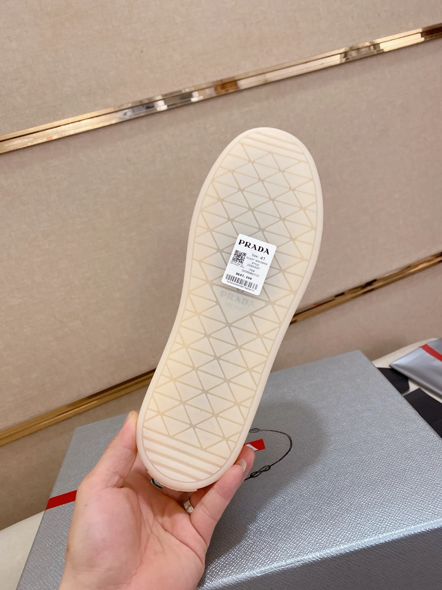 Men's shoes 💰 540💰 ✔️✔️✔️High-quality new PRADA counters are launched at the same time. The new men's shoes and 😘fabrics are selected from first-layer cowhide and are made by pure handicrafts. Lining: Full cowhide lining. 👍🏿 High-end ☄️ air-cushion molded anti-slip rubber outsole, exquisite lines, simple and elegant, comfortable and high-end for leisure travel. Code number: 38 to 44